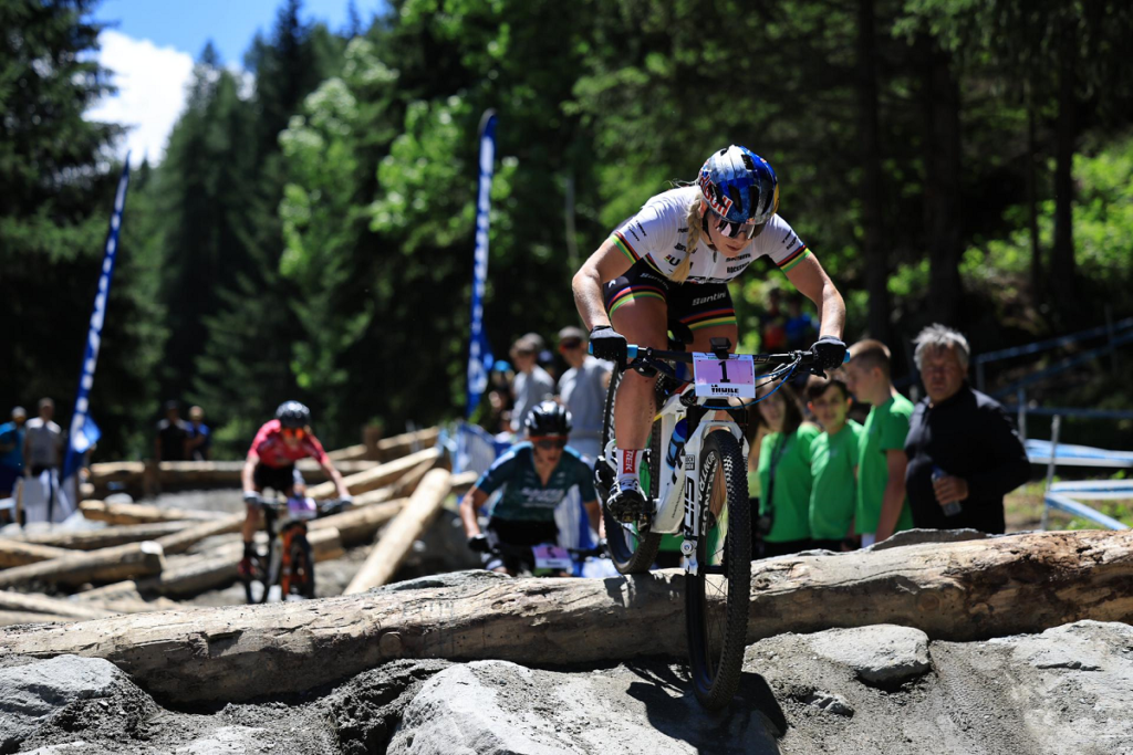 La Campionessa del Mondo 2021 di Cross Country Evie Richards impegnata a La Thuile (Credits: Michele Mondini)