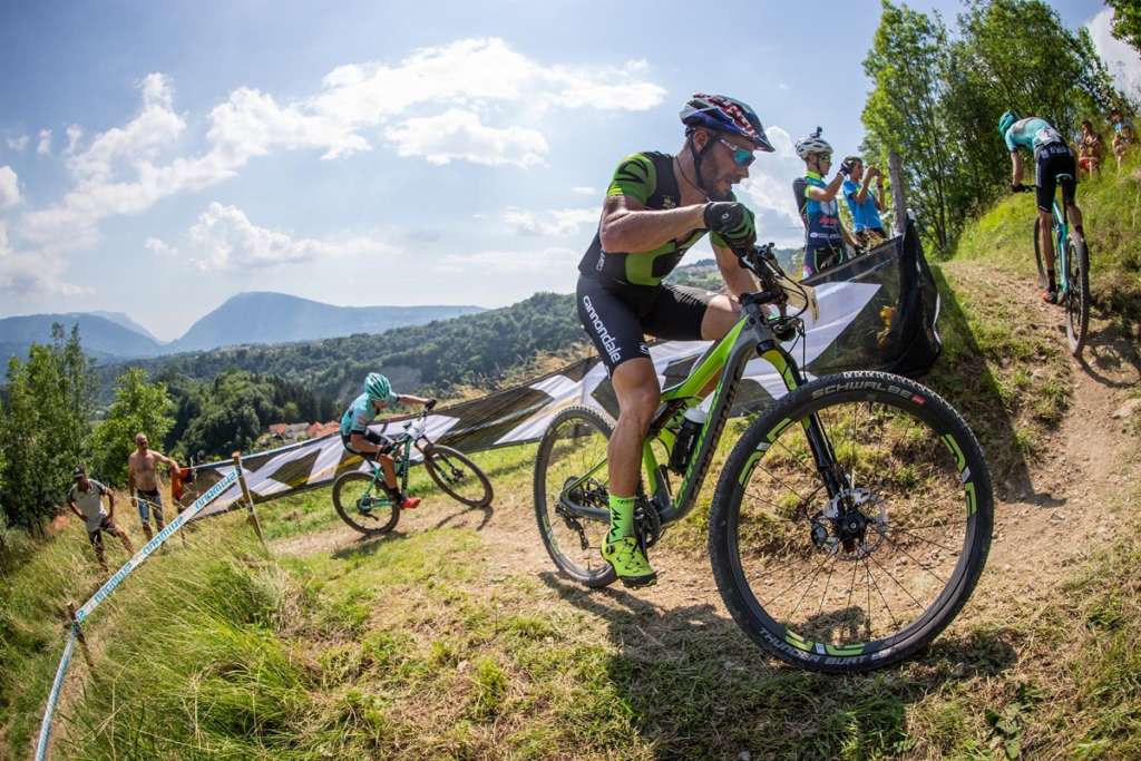 Henrique Avancini all'inseguimento di Gerhard Kerschbaumer nel gran finale di Internazionali d'Italia Series 2018 a Chies d'Alpago (Credits: Michele Mondini)