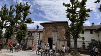 Un gruppo di cicloturisti di fronte alla Certosa