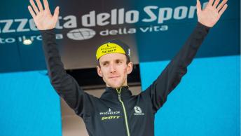 Giro d'Italia, Simon Yates ribalta tutto e vince la Corsa Rosa