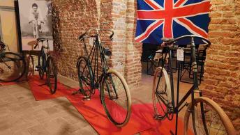 Mostra Il Giro attraverso la storia della bicicletta! Le bici da corsa dal 1815 a oggi