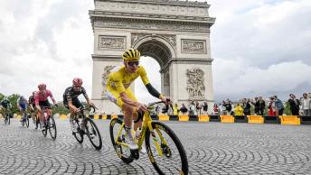 Il passaggio di Tadej Pogacar all'Arc de Triomphe