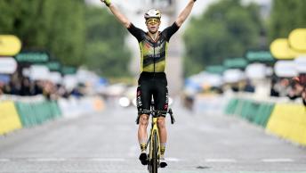 Wout Van Aert, vincitore sui Campi Elisi (© Tour de France Official X Page)