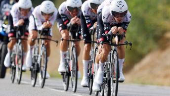 La UAE Emirates in azione durante la cronosquadre della Vuelta 