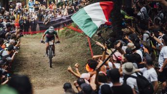 Il pubblico in Val di Sole al passaggio di Martina Berta