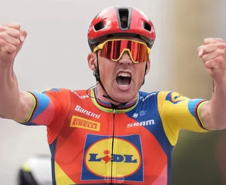 Giro d'Italia-Mads-Pedersen-maglia-rosa