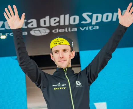 Giro d'Italia, Simon Yates ribalta tutto e vince la Corsa Rosa