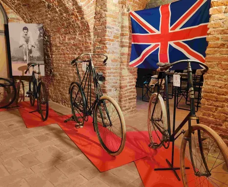 Mostra Il Giro attraverso la storia della bicicletta! Le bici da corsa dal 1815 a oggi