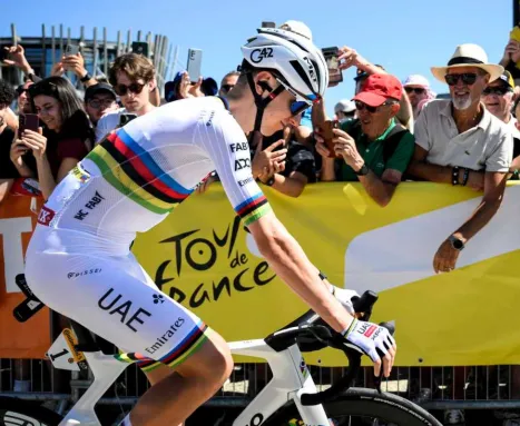 Tadej Pogacar alla partenza della 7° tappa del Tour de France 2025