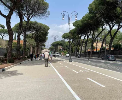 Via San Gregorio, Roma. Una delle ultime piste ciclabili inaugurate parte del progetto Biciplan (credits: romamobilita.it)