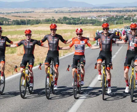 La Visma Lease a Bike e Jonas Vingegaard festeggiano durante l'ultima tappa della Vuelta