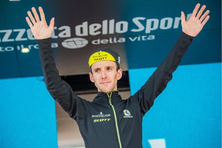 Giro d'Italia, Simon Yates ribalta tutto e vince la Corsa Rosa