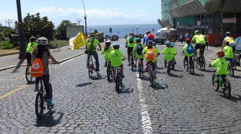 Bimbi in bici