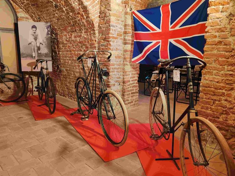 Mostra Il Giro attraverso la storia della bicicletta! Le bici da corsa dal 1815 a oggi