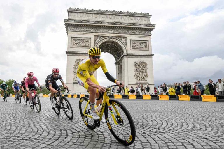 Il passaggio di Tadej Pogacar all'Arc de Triomphe