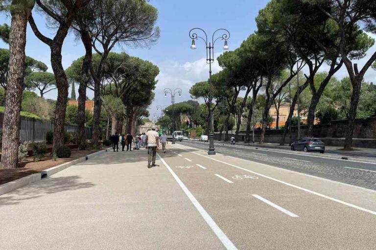 Via San Gregorio, Roma. Una delle ultime piste ciclabili inaugurate parte del progetto Biciplan (credits: romamobilita.it)