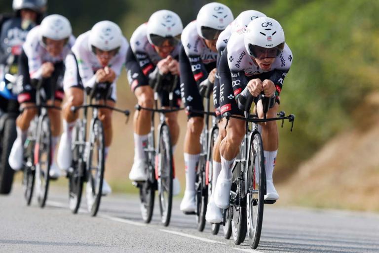 La UAE Emirates in azione durante la cronosquadre della Vuelta 